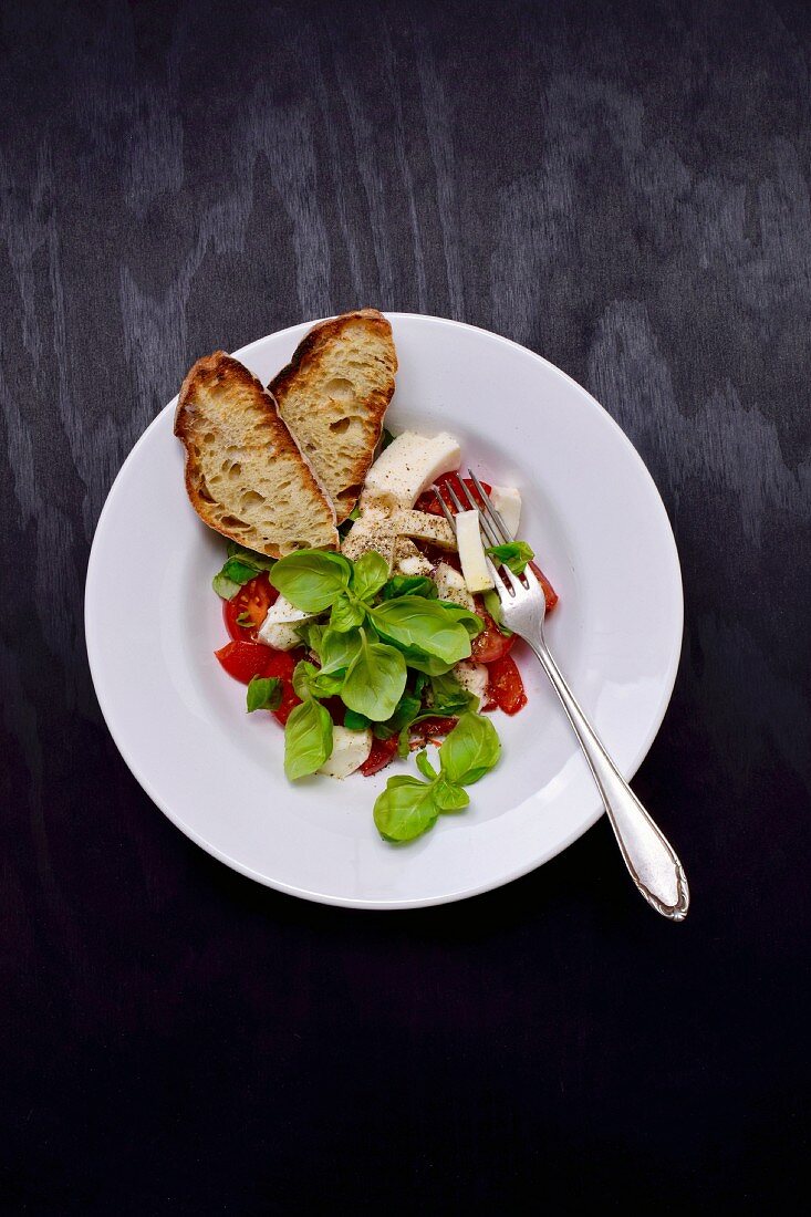 Tomato mozzarella salad with crispy bread