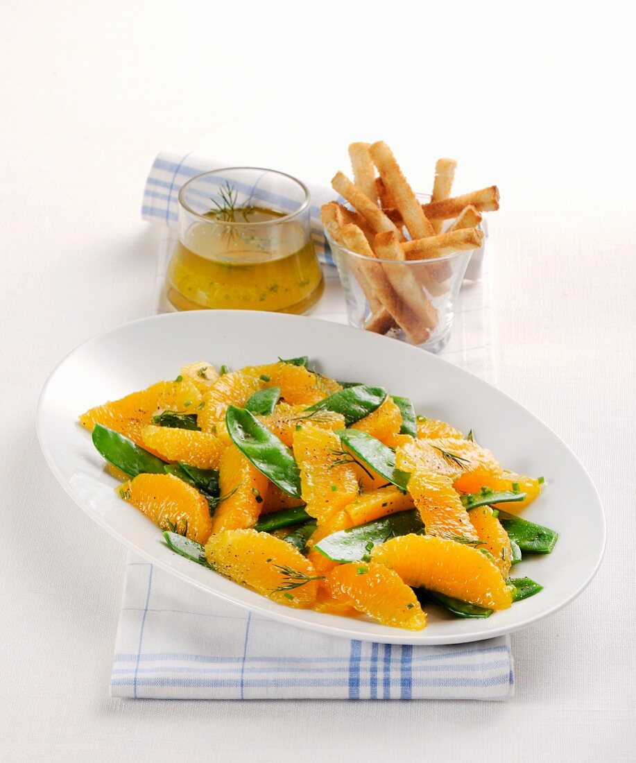 Orangen-Zuckerschoten-Salat mit Brotsticks