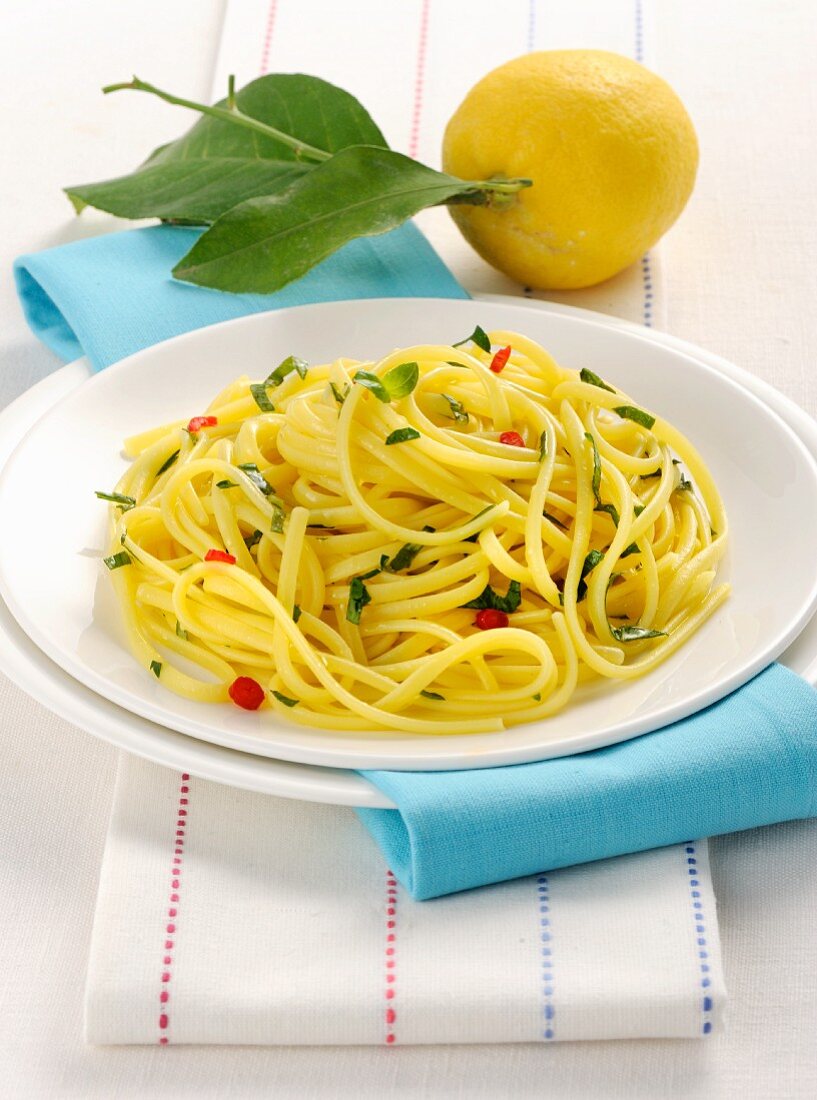 Linguine al limone (Linguine mit Zitrone, Basilikum und Chili, Italien)