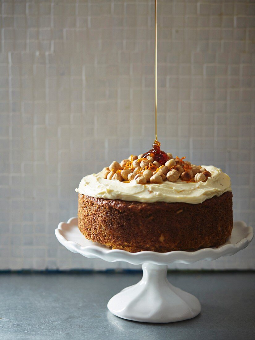 Gewürzkuchen mit Pastinaken, Orangen, Haselnüssen und Ingwer-Frischkäse-Glasur