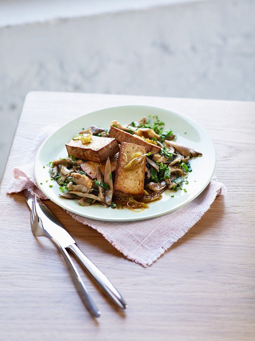 Geräucherter Tofu mit Shiitakepilzen