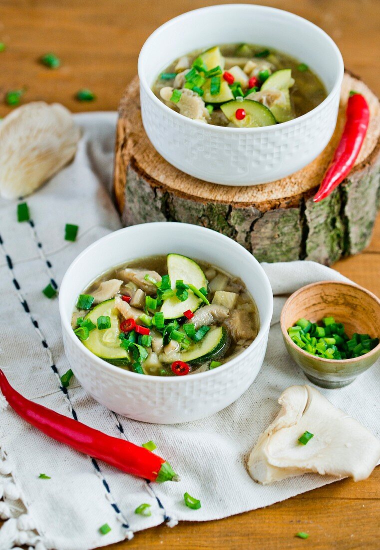 Suppe mit Austernpilzen und Zucchini