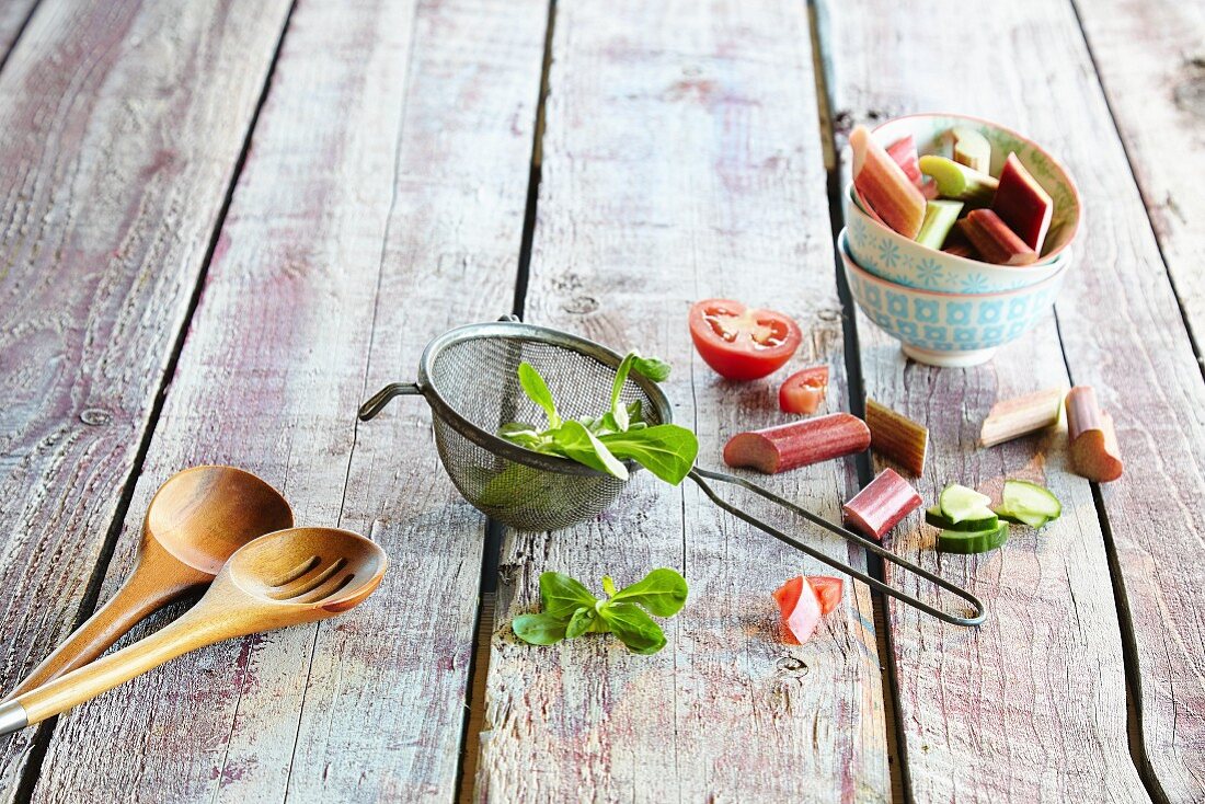 Salatbesteck, Rhabarber, Feldsalat und Gemüse