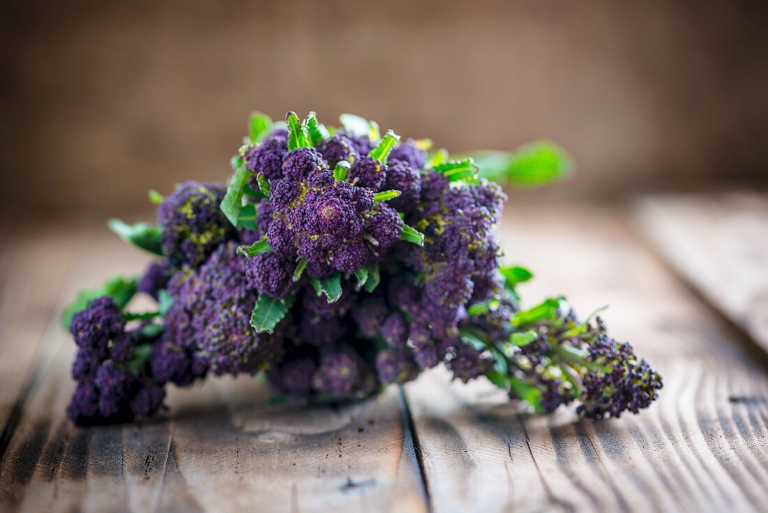 Purple Sprouting Brokkoli auf Holzbrett