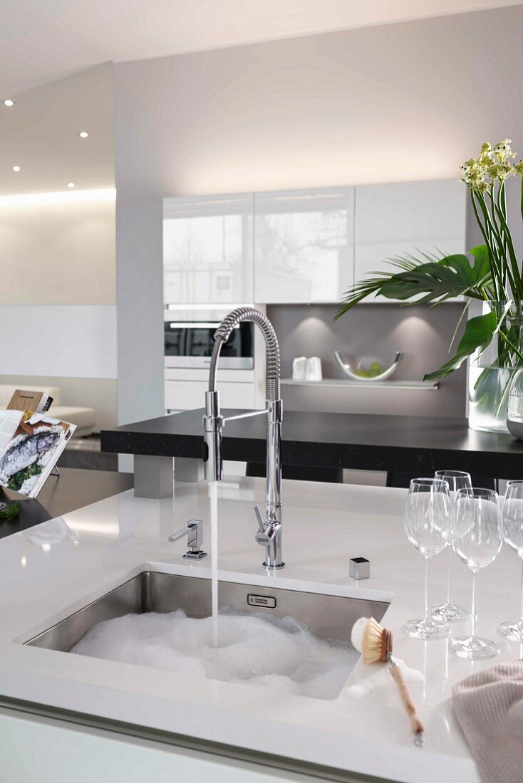 Kücheninsel mit integriertem Spülbecken, Spülwasser und Gläser
