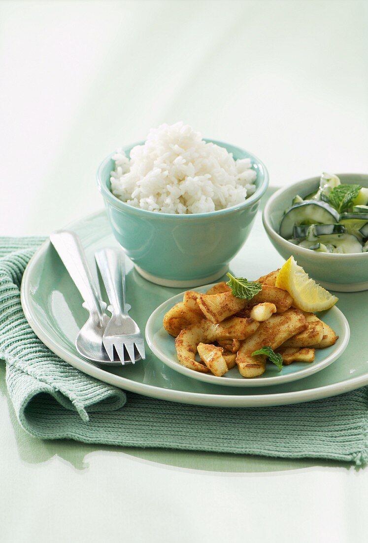 Curry-Calamaris mit Reis dazu Gurkensalat mit Minz-Joghurtsauce