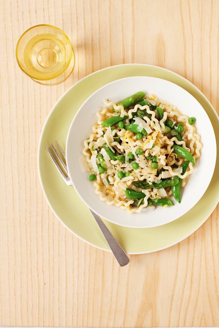 Fusilli pasta with asparagus, mange tout and peas