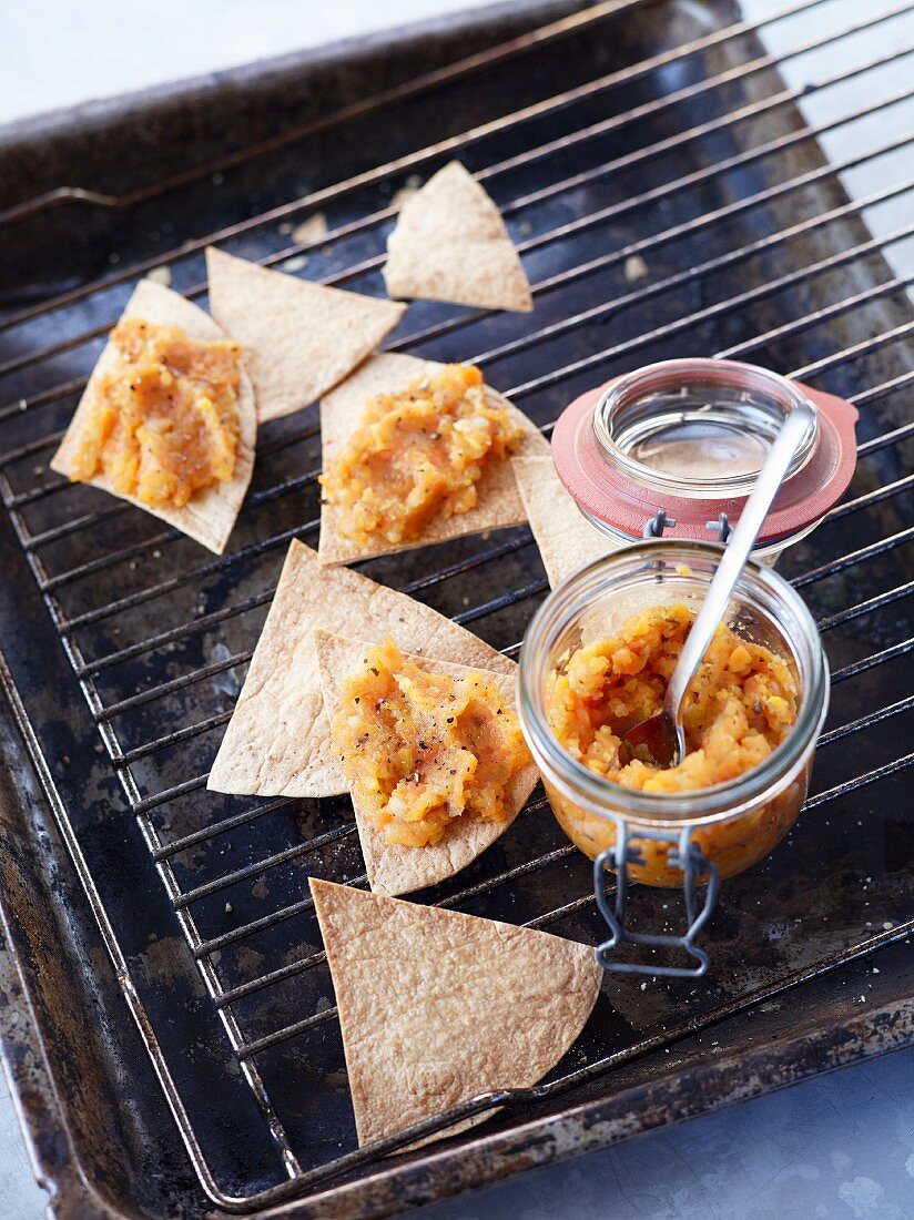 Carrot purée with nachos