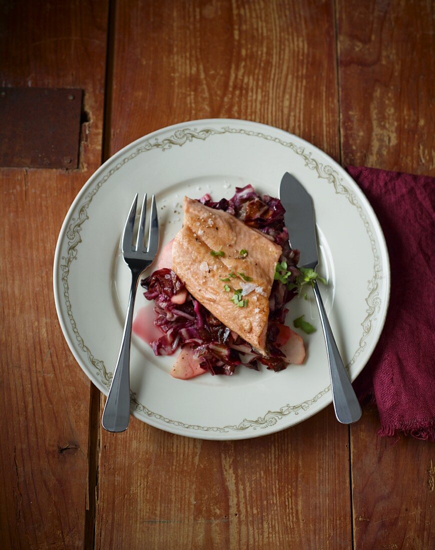 Lachsforelle mit Radicchio und Apfel