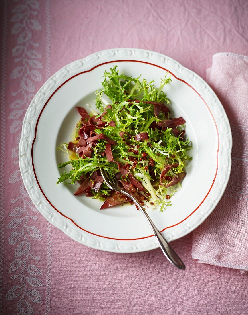 Friseesalat mit Wildschweinschinken