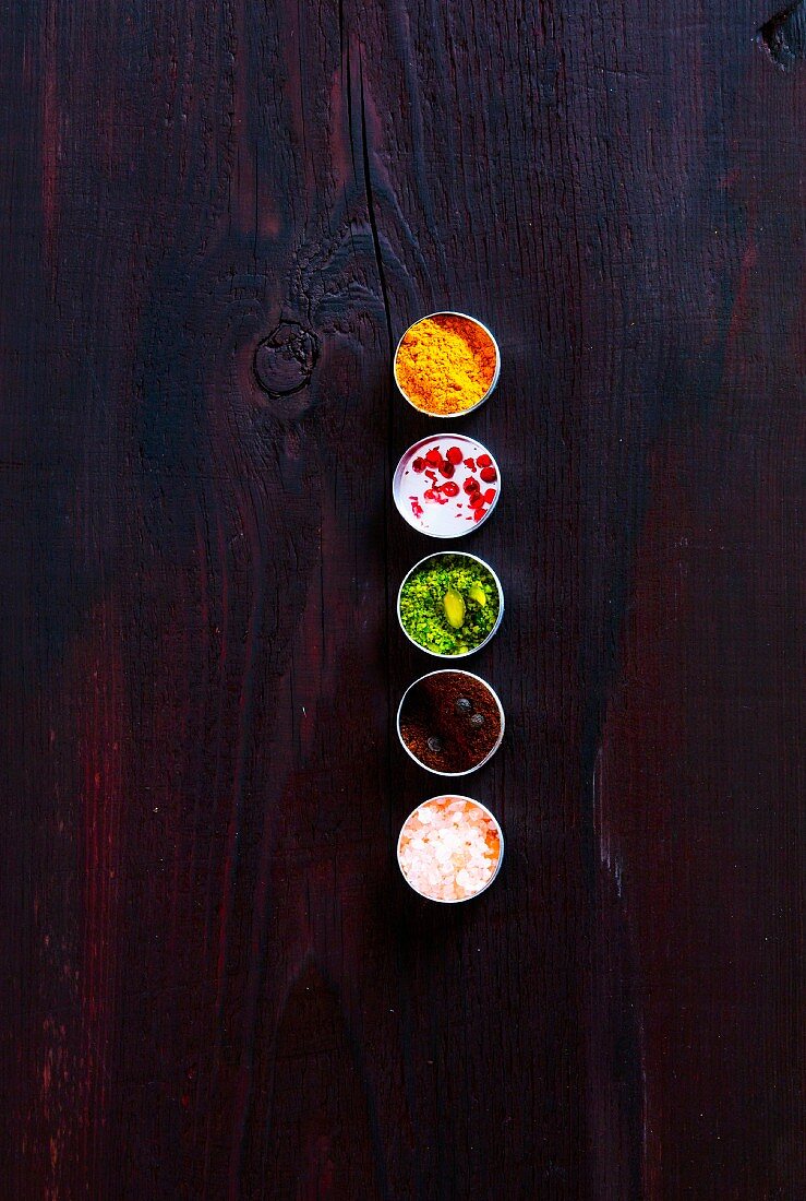 Five spices in bowls