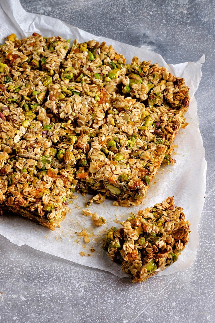 Muesli bars with pistachio nuts and flaxseeds