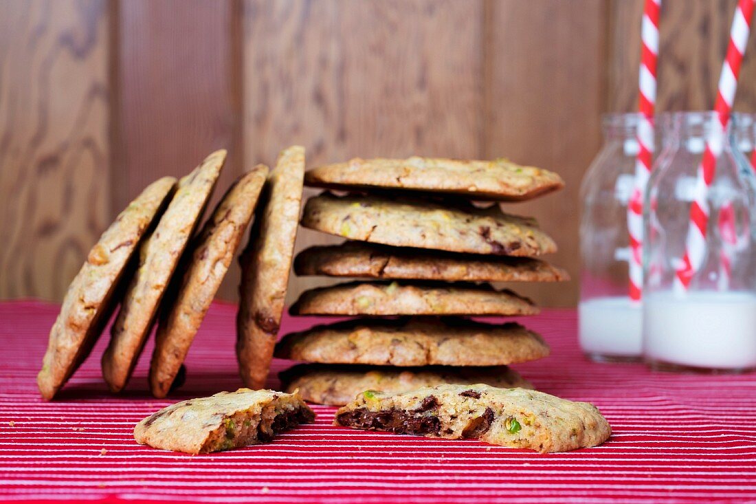 Pistazien-Cookies mit dunkler Schokolade, gestapelt