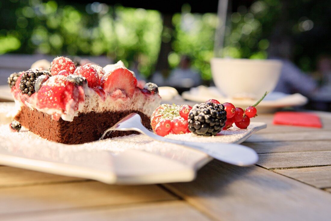 Beeren-Joghurt-Torte und Cappuccino