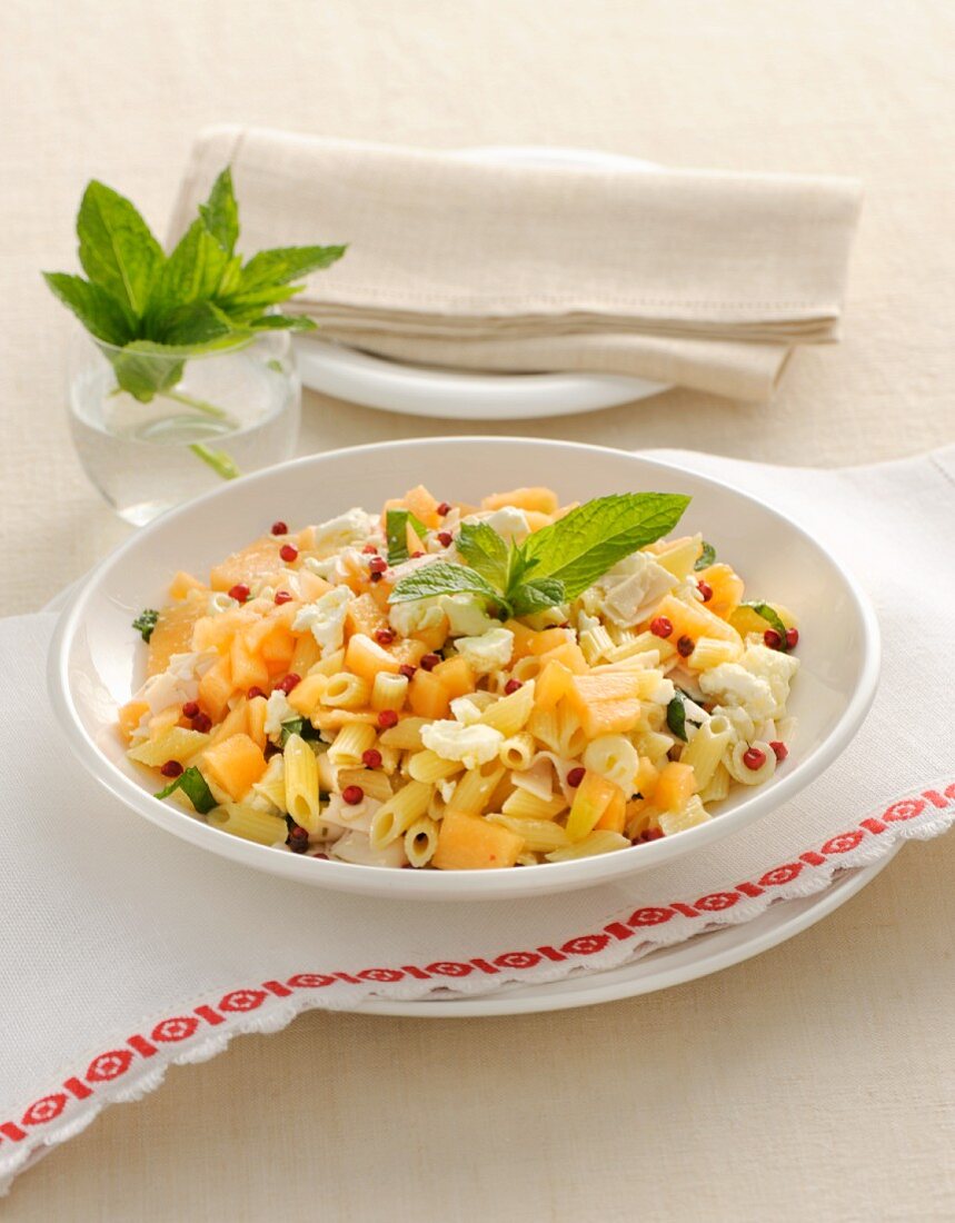 Pasta with melon and turkey