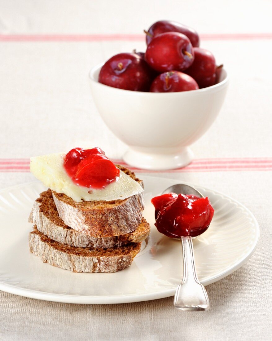 Pecorino con composta di frutta (Schafskäse mit Pflaumenkompott, Italien)