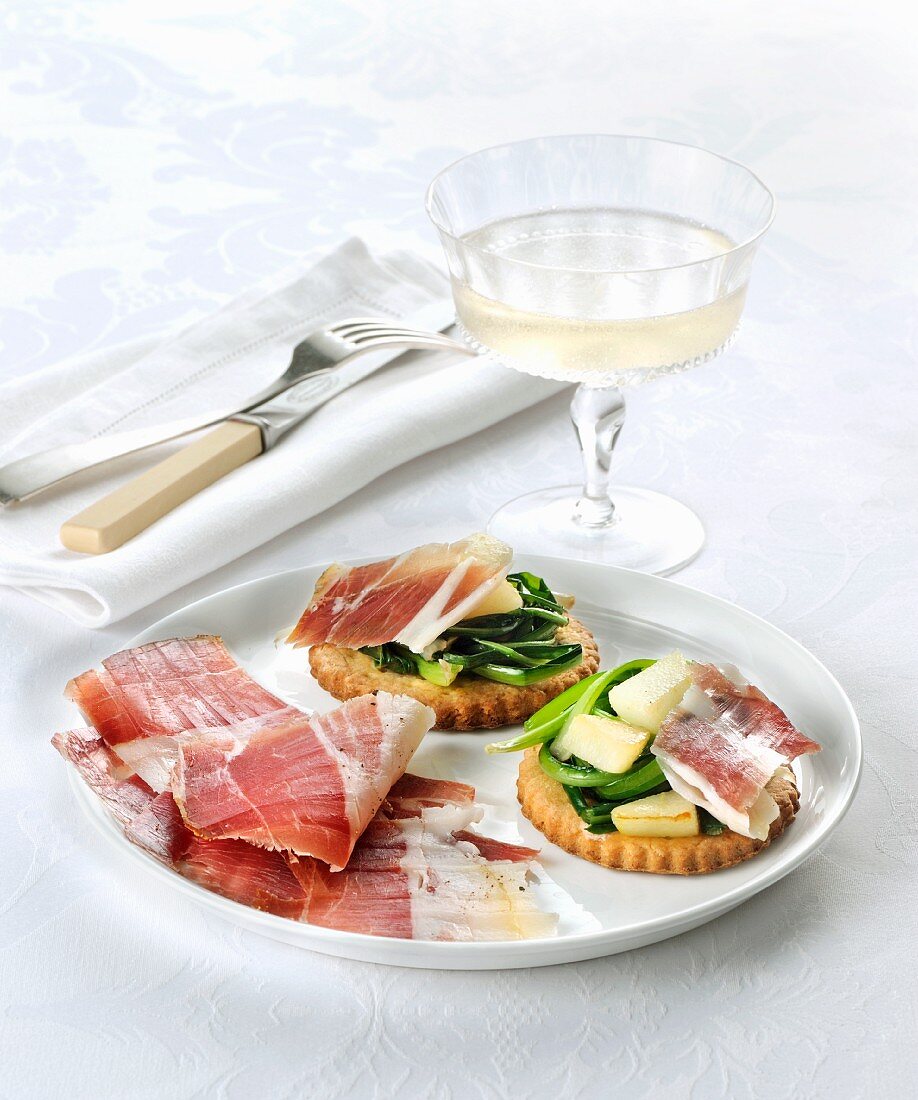 Shortcrust tartlets with vegetables, pears and raw ham