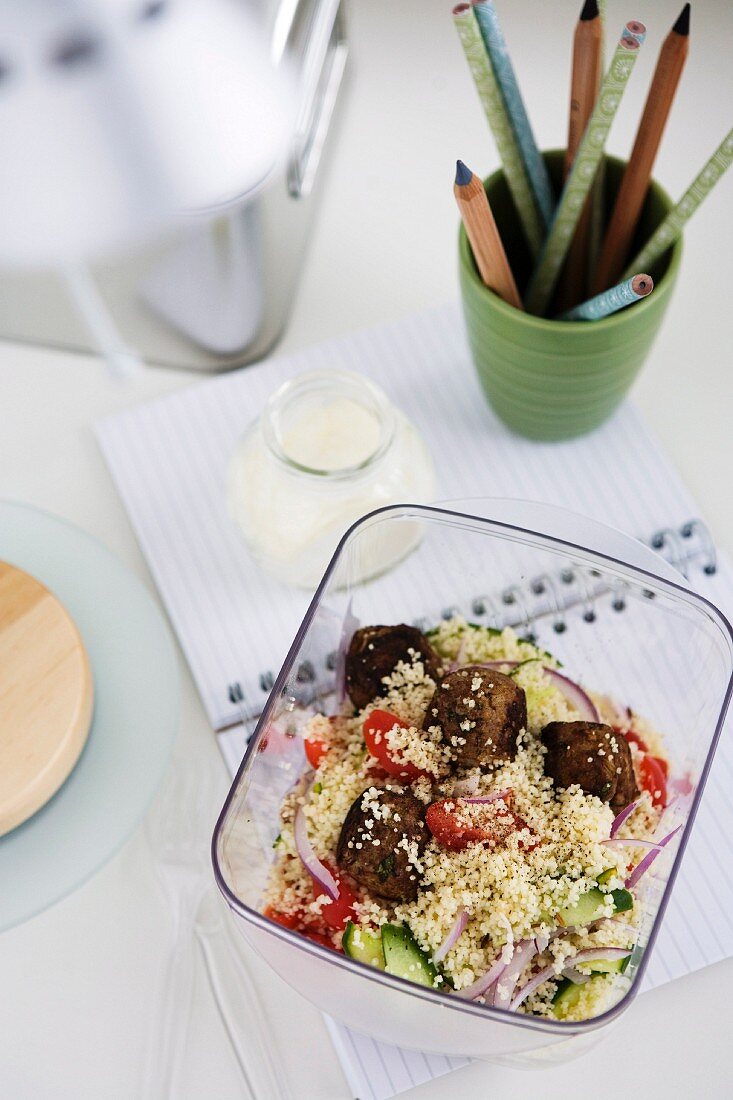 Couscoussalat mit Fleischbällchen, Tomaten und Gurken als Pausensnack