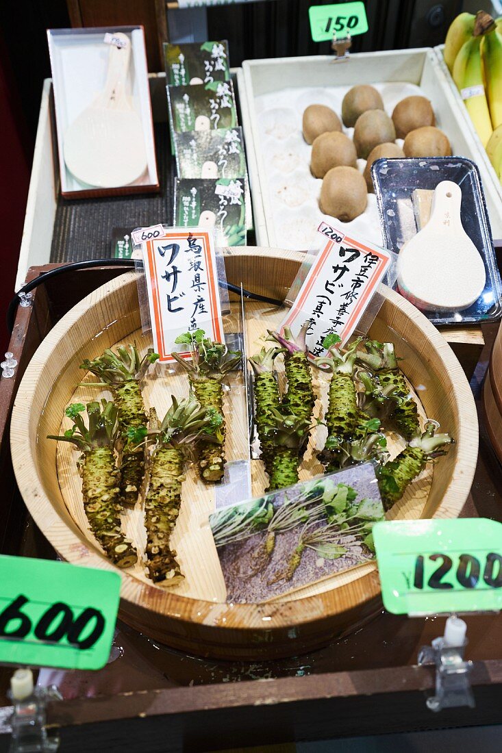 Wurzelgemüse auf dem Nishiki-Markt in Kyoto, Japan