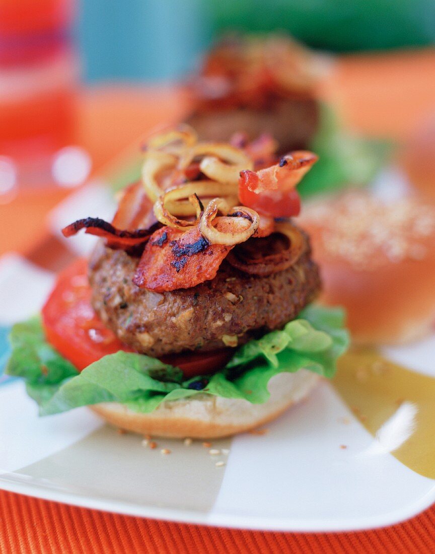 Selbstgemachte Beefburger mit Bacon und Zwiebeln