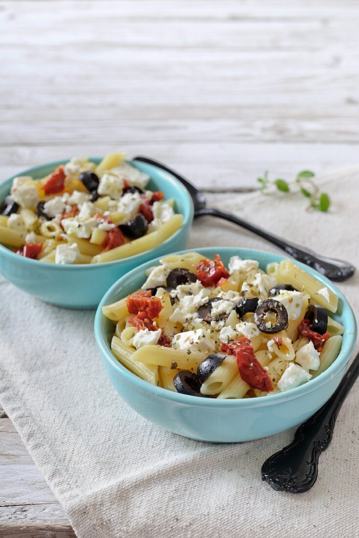 Pennette mit getrockneten Tomaten, Feta und schwarzen Oliven