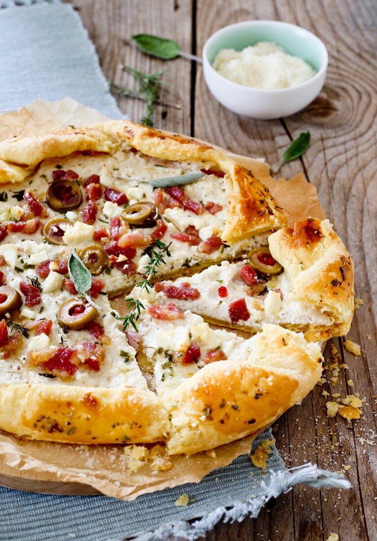 Knuspriger Ricotta-Speck-Kuchen