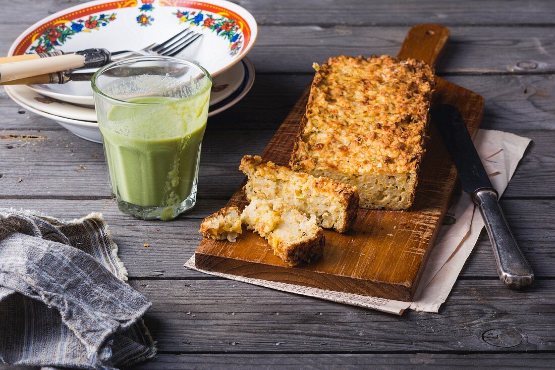 Spicy rice and chickpea cake with a green smoothie