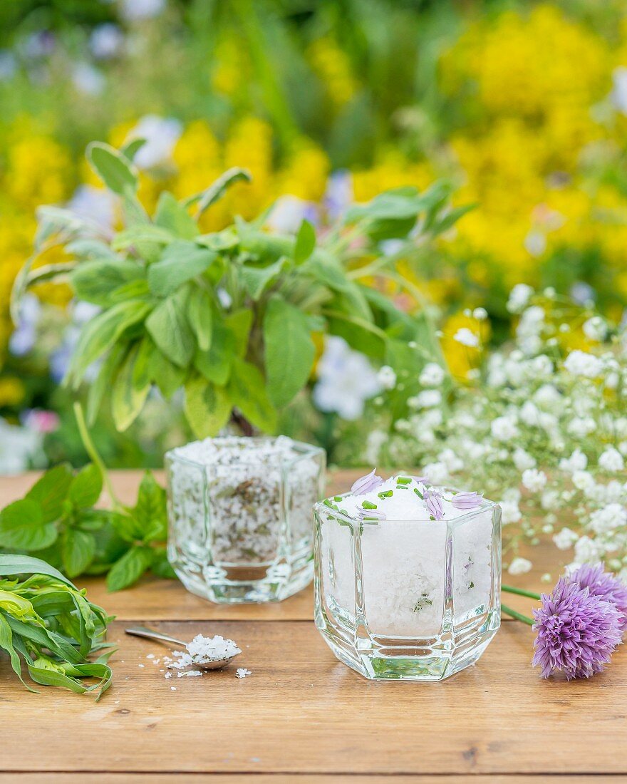 Kräutersalz auf Gartentisch