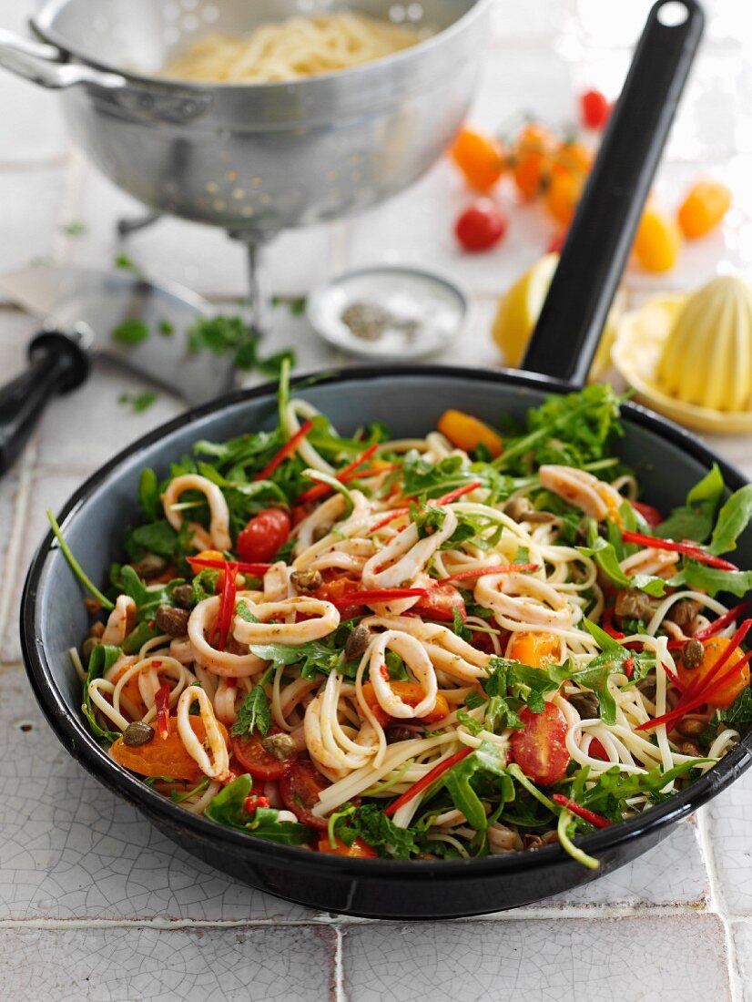 Fried noodles with squid, chilli and vegetables