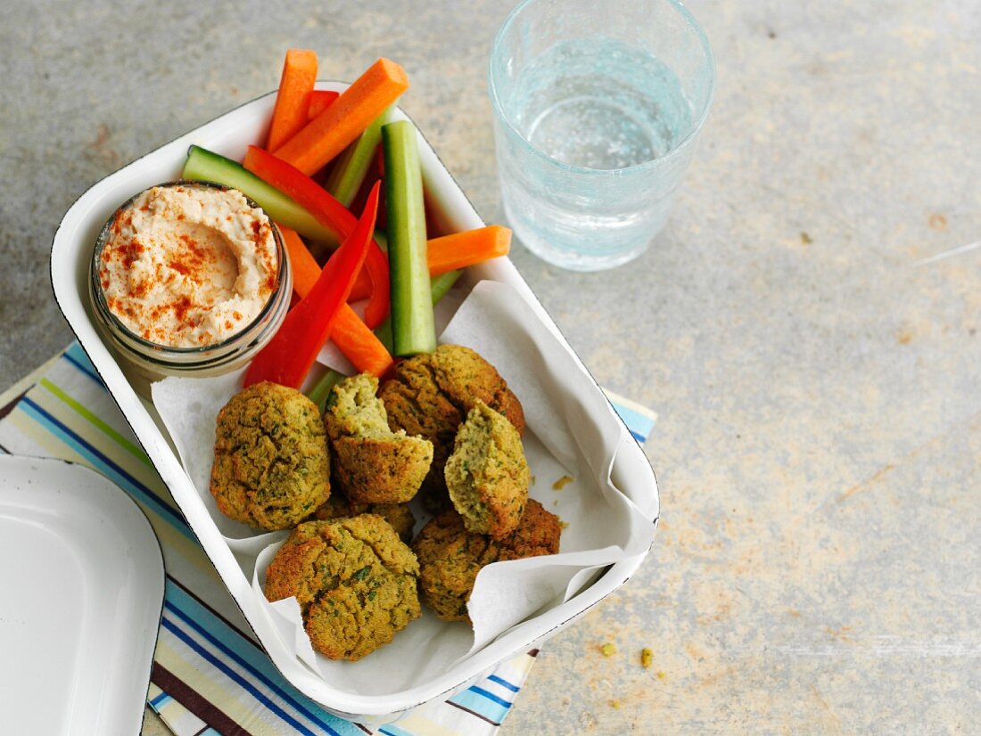 Falafel with houmous and vegetable crudites