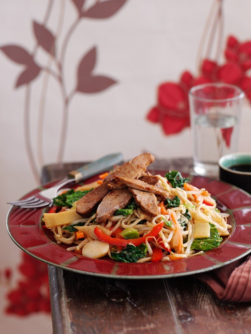 Fried noodles with duck, ginger and vegetables (Asia)