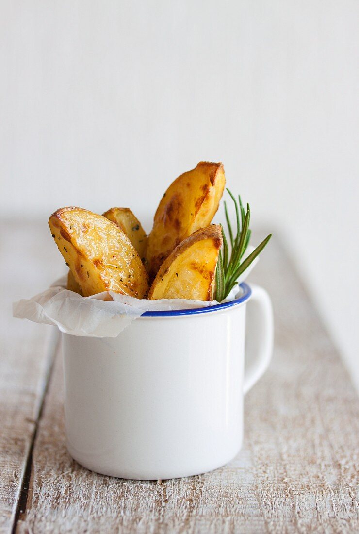 Kartoffelspalten aus dem Ofen mit italienischen Kräutern und Olivenöl