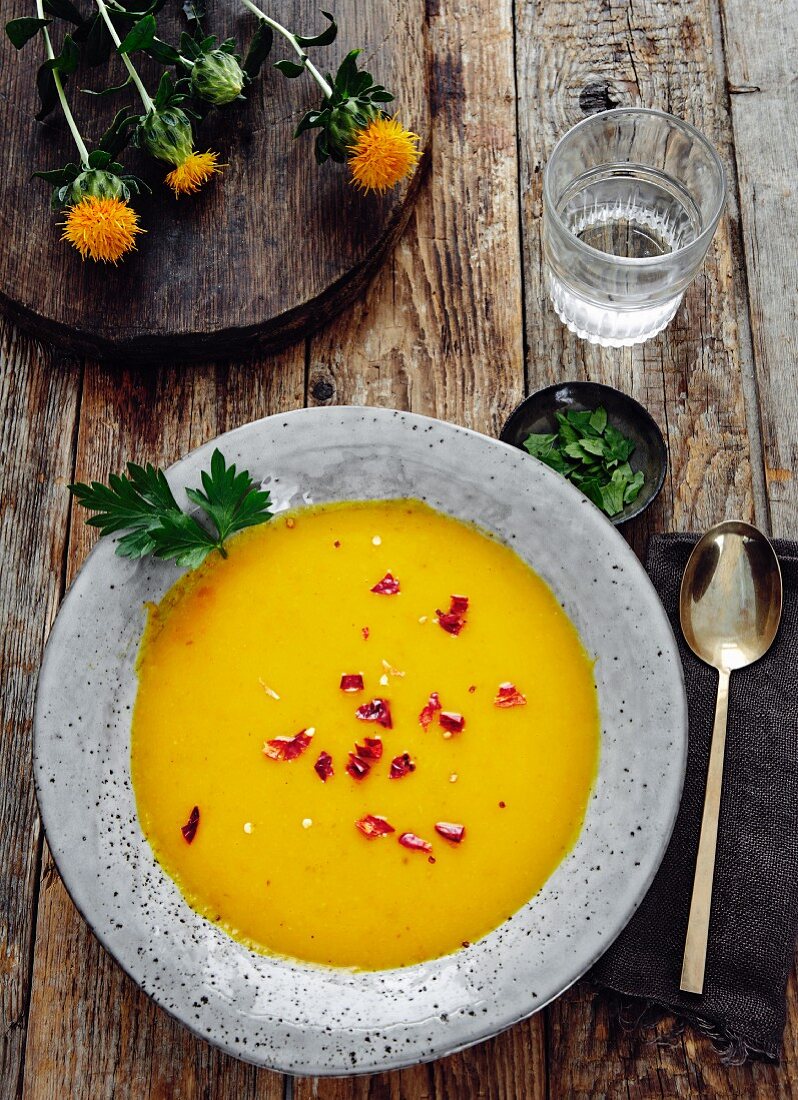 Kürbissuppe mit roter Chili