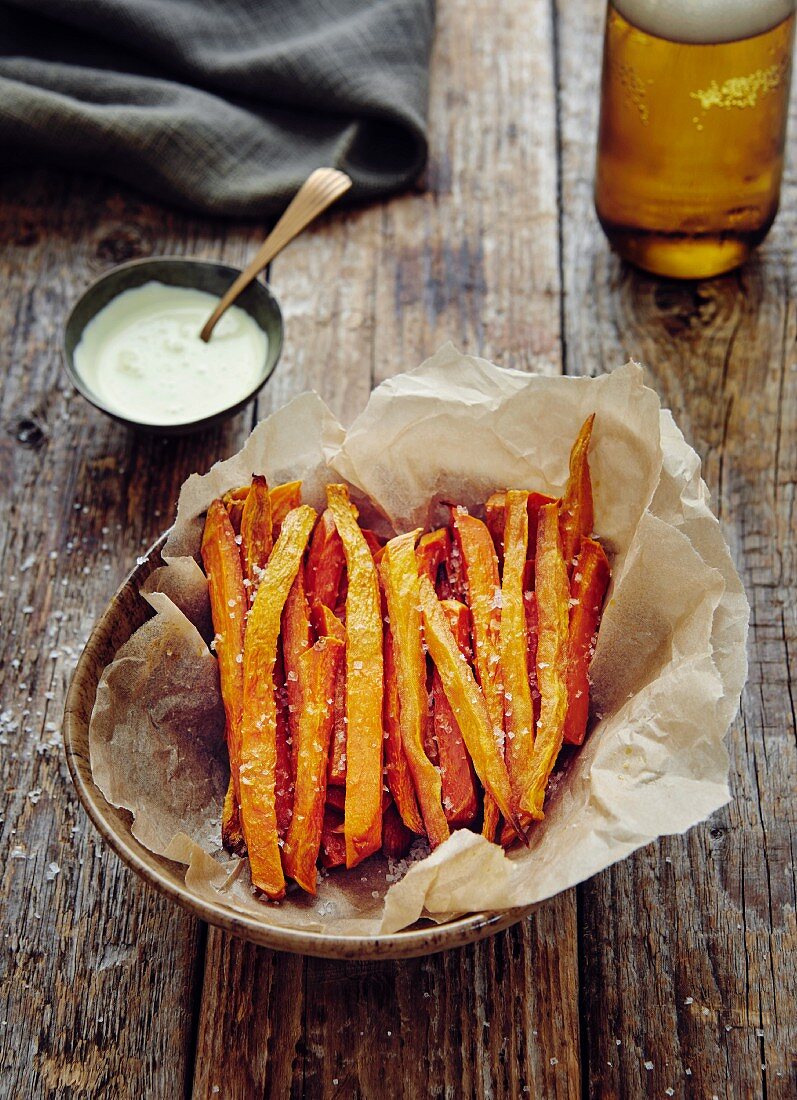 Oven-baked sweet potato chips with crème fraîche dip