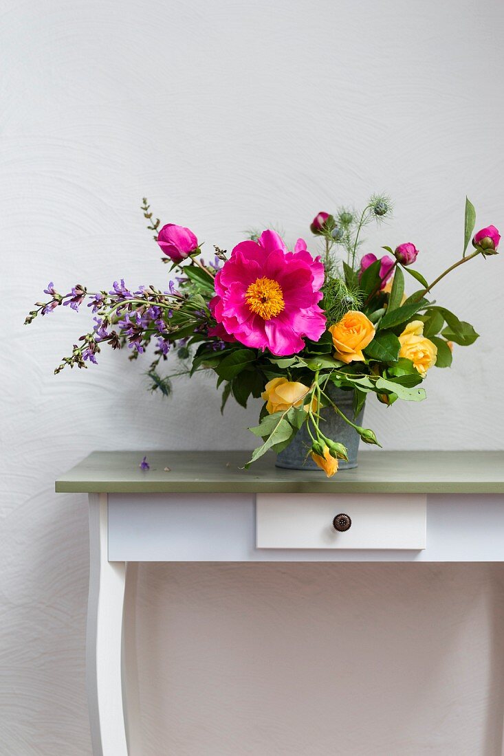 Frühlingsstrauss mit Rosen, Pfingstrosen und blühendem Salbei