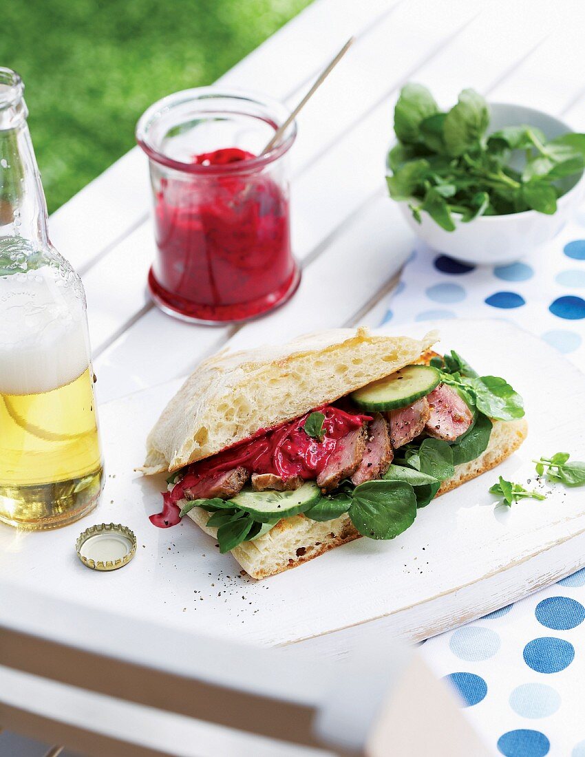 Ciabatta-Sandwich mit Steakstreifen, Gemüse und Rote-Bete-Tzatziki