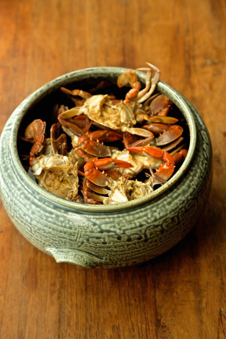 Soft Shell Crabs in koreanischem Keramikgefäss