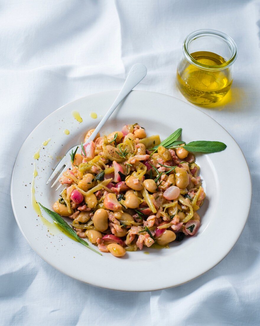 Warmer Bohnensalat mit Speck, Radieschen und Fenchel