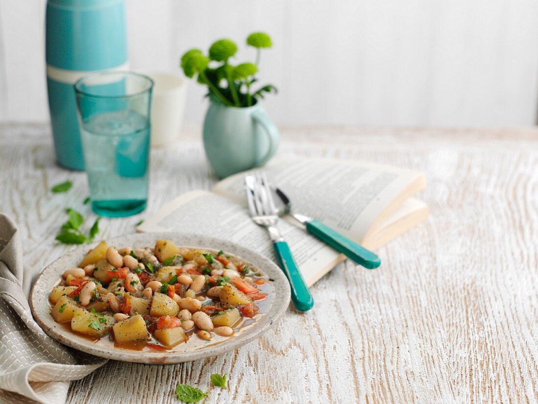 Bohneneintopf mit Kartoffeln und Kräutern