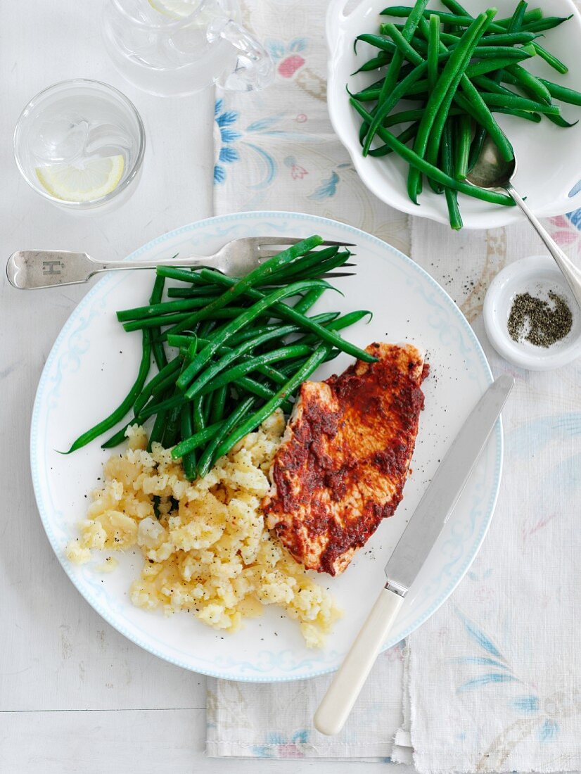 Turkey steak with mashed potatoes and green beans (Italy)