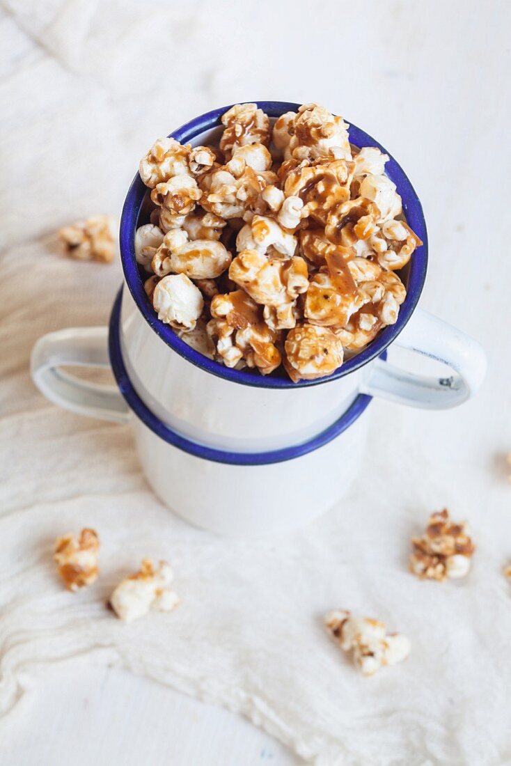 Karamell-Popcorn im Emaillebecher