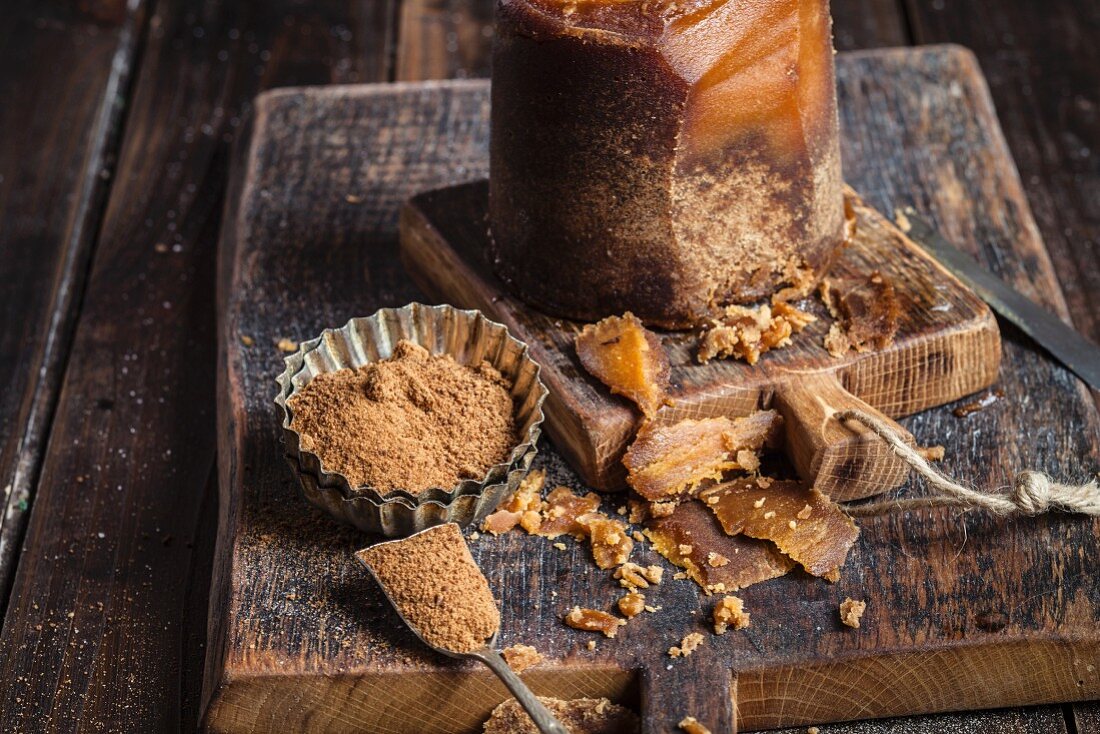 Jaggery (indischer Palmzucker) am Stück und als Pulver