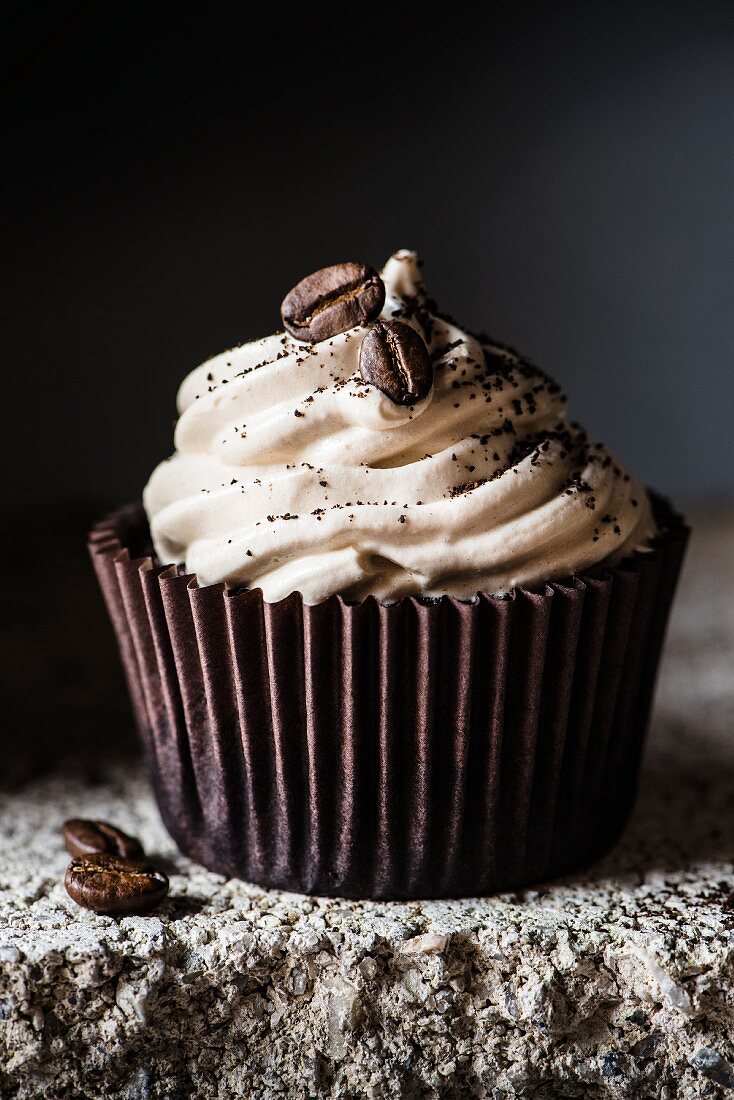 Kaffeecupcake mit Kaffeebohnen (Close Up)