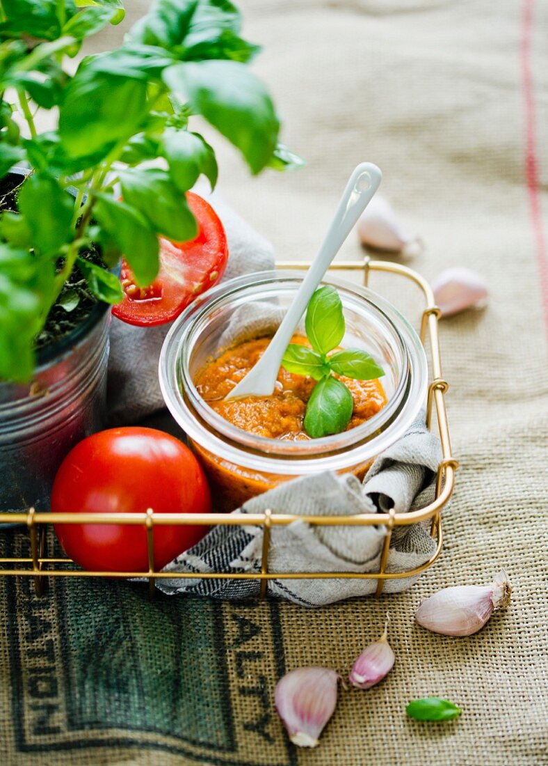 Selbstgemachte Tomatensauce im Einmachglas