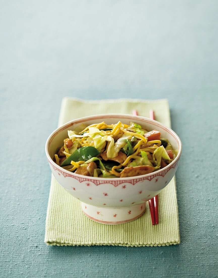 Fried chicken with vegetables and noodles (Asia)