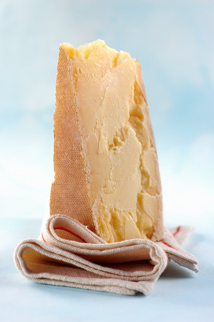Bagos (cow's milk cheese made from semi-skimmed milk, Italy)