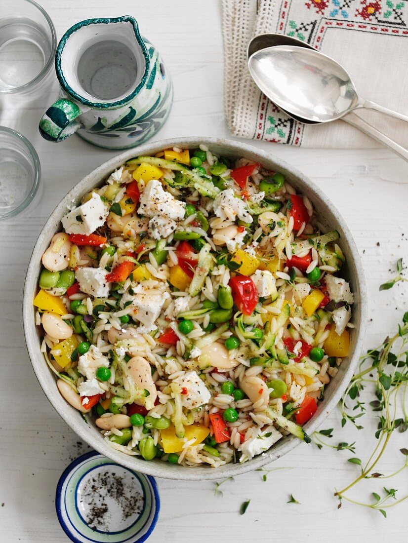 Orzo-Salat mit Saubohnen, Erbsen und Feta