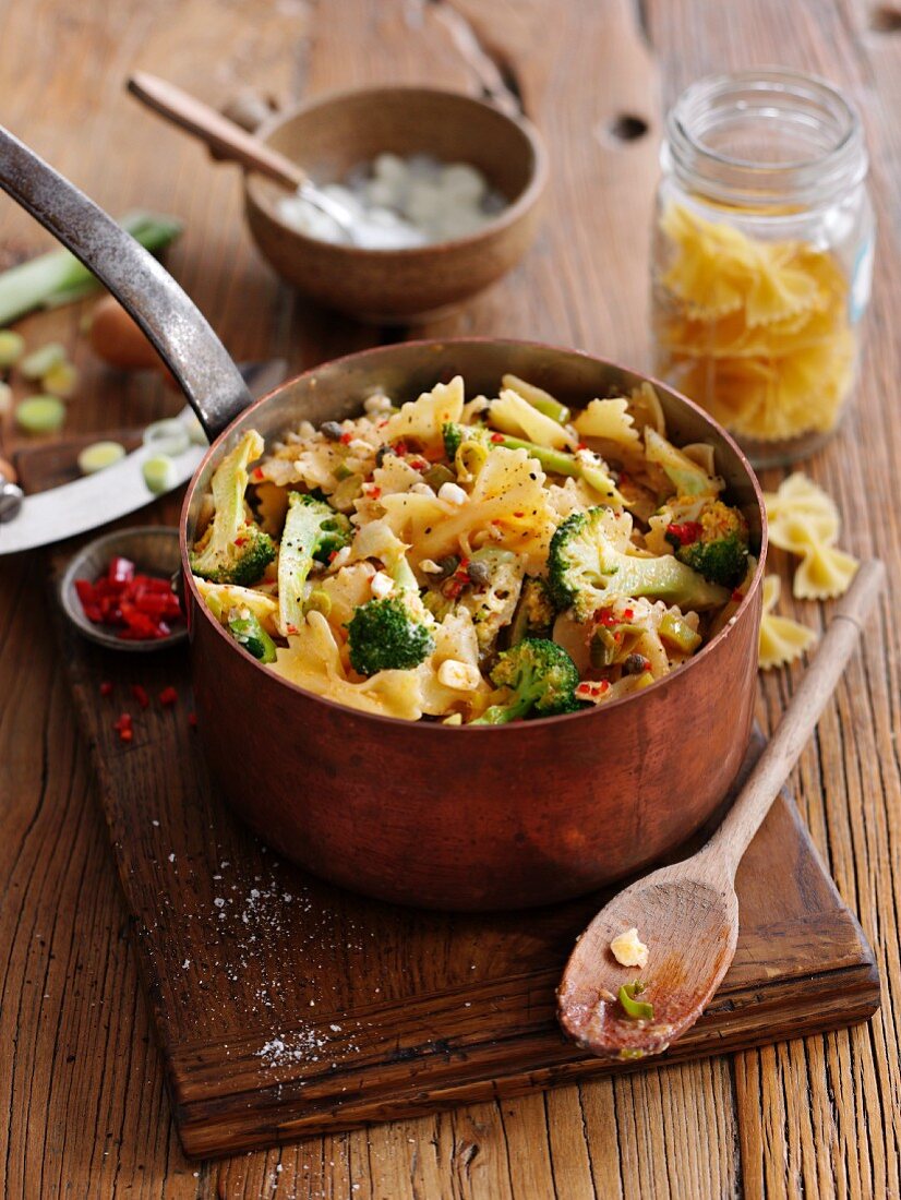 Farfalle mit Käse, Brokkoli, Kapern und Knoblauch