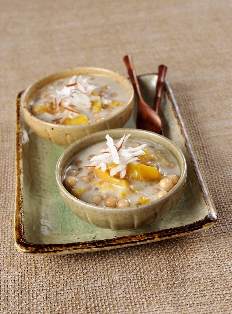 Sago pudding with many bananas and coconut