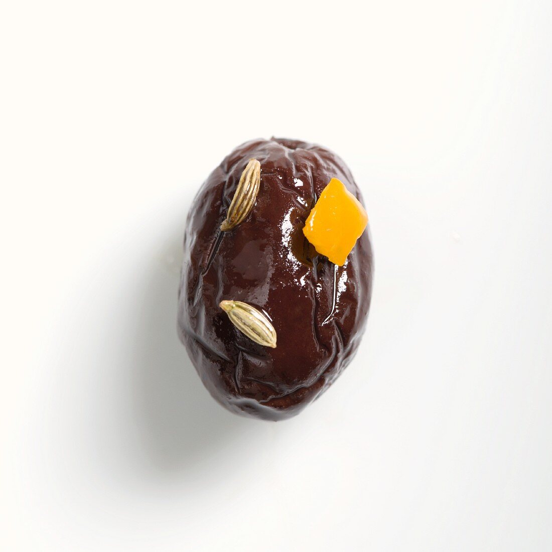 Eine Salentina Olive mit Orange und Fenchelsamen